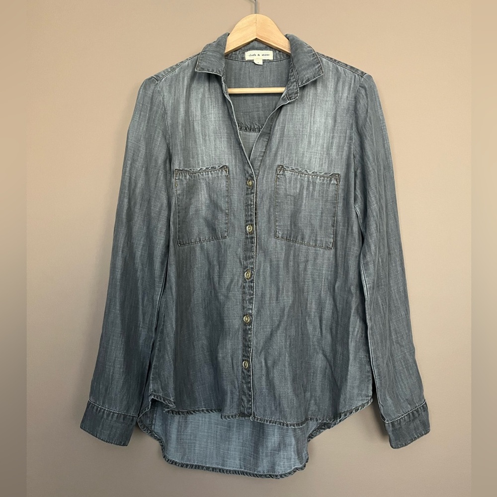 {Cloth & Stone} Long Sleeve Button Down Shirt with High-Low Hem in Grey - Small